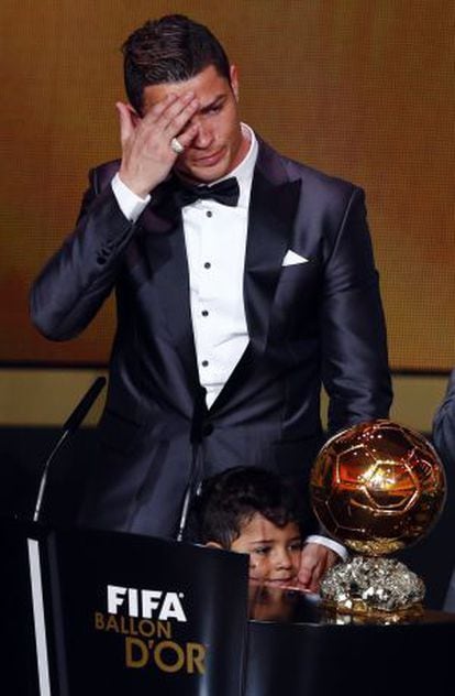 Cristiano, emocionado junto a su hijo tras recibir el Balón de Oro 2013