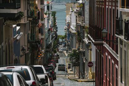 Calle de Puerto Rico en la que figura la señal de PARE en lugar de STOP.