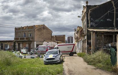 La ambulancia se dirige a su segundo destino, no muy lejos, una pequeña calle paralela a San Vicente, donde viven en casas abandonadas, en infraviviendas, varias familias.