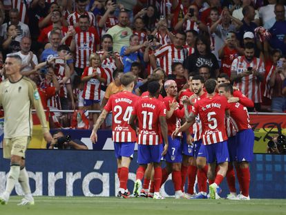 Los jugadores del Atlético celebran junto a Morata la consecución del primer gol.