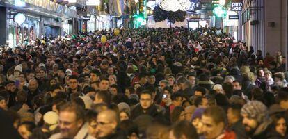 La calle Preciados de Madrid, una de las calles más comerciales de la capital, durante la Navidad pasada