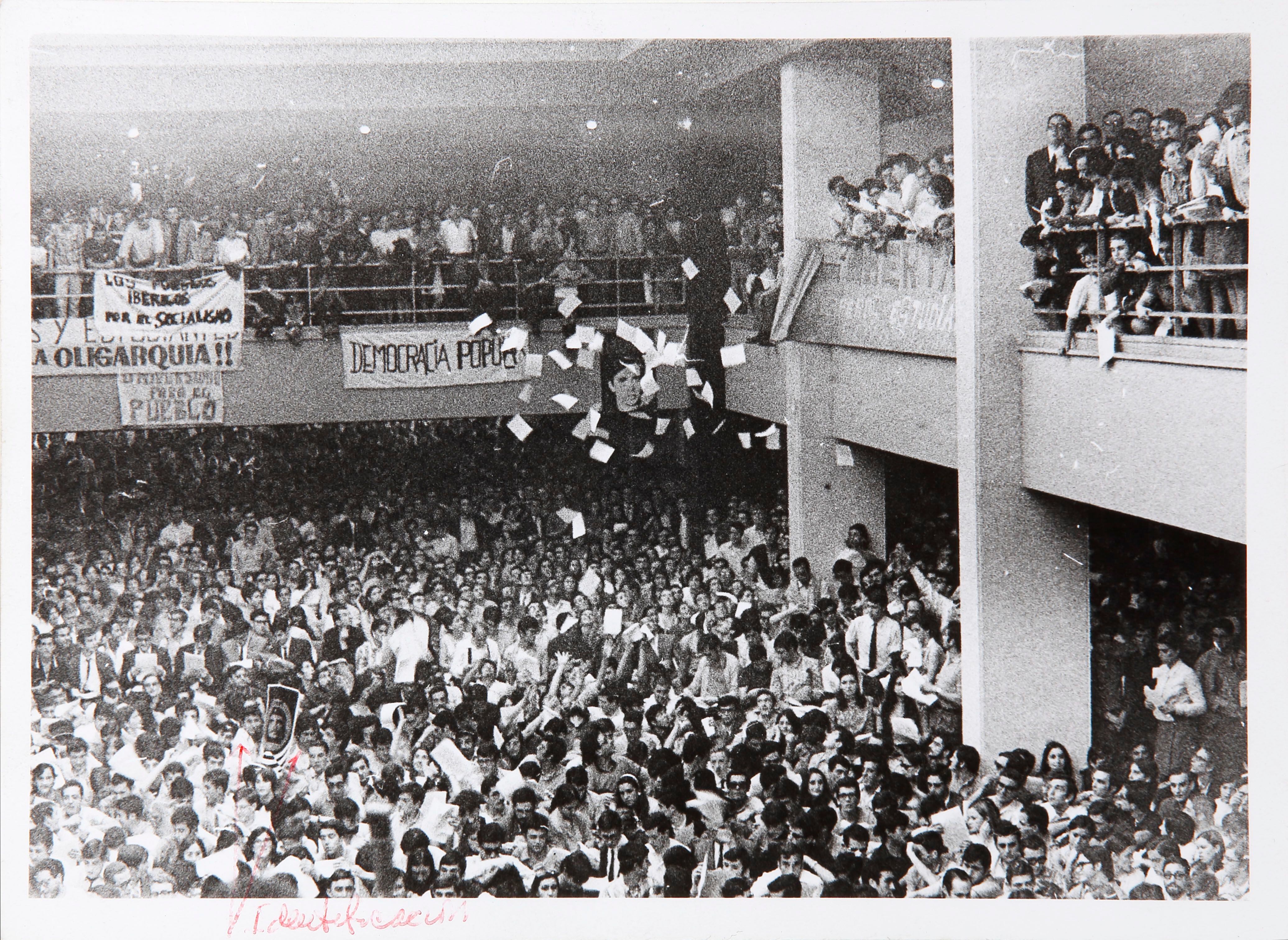Lanzamiento de octavillas durante un concierto de Raimon en la Universidad Complutense, en 1968. Archivo UCM.