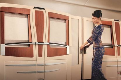 Todas las cabinas de Singapore Airlines cuentan con televisión de 32 pulgadas y sus opciones gastronómicas incluyen desde platos asiáticos a langosta. Como la mayoría de aerolíneas, esta también tiene diferentes categorías entre quienes están dispuestos a pagar más: además de las lujosas 'suites' de la primera clase, disponen de cabinas semicerradas y asiento extraancho en la clase 'business' (en la imagen), y, por supuesto, de los asientos en la clase turista en la que la mayoría de los mortales viaja. Un vuelo de ida entre el aeropuerto JFK de Nueva York y Singapur en primera clase cuesta 16.118 dólares (unos 13.800 euros).  Más información: <a href="https://www.singaporeair.com/es_ES/es/flying-withus/cabins/suites/" target="_blank">www.singaporeair.com</a>