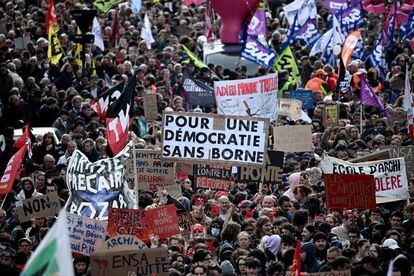 "Por una democracia sin Borne [primera ministra francesa]", se puede leer en una de las pancartas de la manifestación de Nantes de este jueves. 
