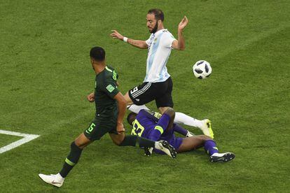 El portero nigeriano Francis Uzoho colisiona con el delantero argentino Gonzalo Higuaín.
