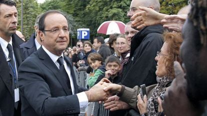 Hollande saluda a ciudadanos durante la festividad del 14 de julio.