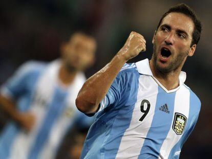 Higua&iacute;n celebra un gol con Argentina.