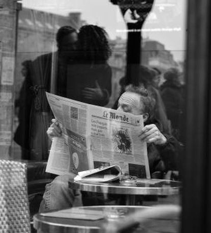 Un hombre lee &#039;Le Monde&#039; en un caf&eacute; parisiense (2007). 