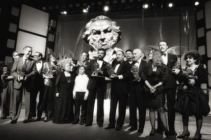 Los premiados de la segunda edición de los Goya (1988) posan con sus trofeos. Entre ellos: Rafaela Aparicio, Goya de Honor por su carrera, y Alfredo Landa, mejor actor por 'El bosque animado'.