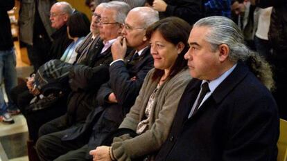 Fidel Pallerols, la seva dona, Mari Cruz Guerrero, i Santiago Vallvé, al costat de la resta d'acusats en el 'cas Pallerols' a l'Audiència de Barcelona.