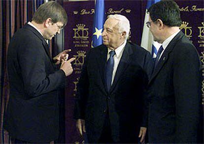 El primer ministro belga, Guy Verhofstadt (a la izquierda), conversa con Ariel Sharon (en el centro) y Romano Prodi.