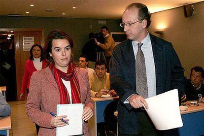 Soraya Sáenz de Santamaría y Gabriel Elorriaga, en la sede del PP.