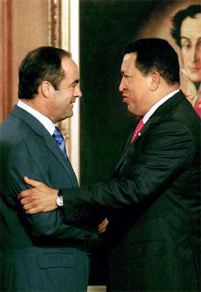 José Bono (izquierda) saluda a Hugo Chávez ayer en Caracas.