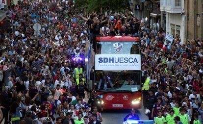 Celebración del ascenso a Primera del Huesca por las calles de la capital oscense.
 