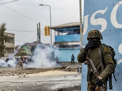 Un soldado congoleño se cubre la cara para protegerse de los gases lacrimógenos disparados en Goma (Congo), el 26 de julio.