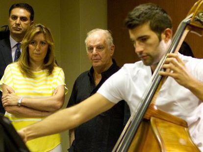 La consejera de Presidencia, Susana D&iacute;az, en un ensayo junto al director Daniel Barenboim.