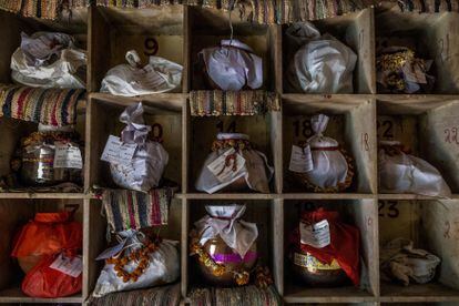 Varias urnas con cenizas de personas que murieron a causa del coronavirus, después de los ritos finales, en un crematorio en Nueva Delhi, India, el 6 de mayo de 2021. 