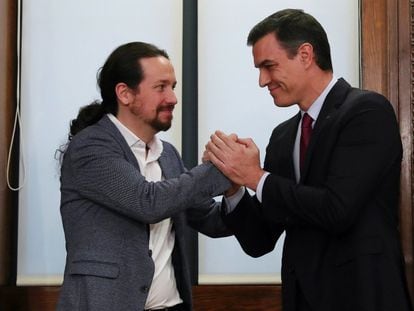 Pedro Sánchez y Pablo Iglesias tras la firma del pacto de gobierno, en el Congreso de los Diputados, el 30 de diciembre de 2019.