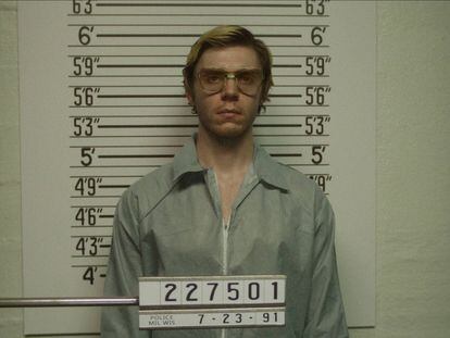 Evan Peters como Jeffrey Dahmer en una secuencia de la serie de Ryan Murphy.