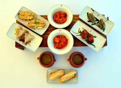 Desde que León cedió el testigo como Capital Española de la Gastronomía a Almería, la ciudad y toda la provincia se han convertido en un hervidero de actos, acciones y degustaciones. El parador de Mojácar se une a la fiesta a lo largo de todo el año con sus típicos platillos (entremeses), que aprovechan la riqueza gastronómica de la provincia (huerta, productos de la Alpujarra almeriense, pescados y mariscos) para ofertar variadas composiciones que cambiarán según la temporada. Si el viajero quiere acercarse este mes, podrá degustar los siguientes platillos calientes: voltios (boquerones en vinagre enharinados y fritos); minipastela con especias (pollo especiado envuelto en pasta crujiente); panete de calamares con alioli; croquetas de jamón de Serón; fritos de morcilla de Turre (rebozada y frita) y sopa marinera (en la foto, acompañados con ensalada suflí de pimientos asados con cominos).