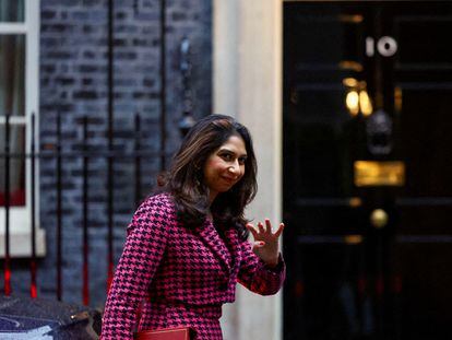 La ministra del Interior del Reino Unido, Suella Braverman, entra en el número 10 de Downing Street, oficina y residencia del primer ministro británico, el pasado 24 de octubre.