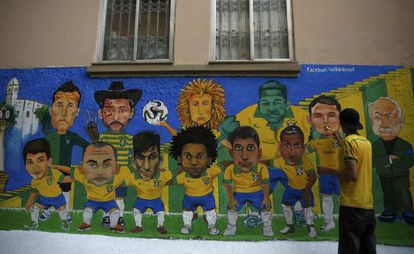 Un artista pinta un mural de Brasil en R&iacute;o.
