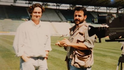 Un joven Antoni Daimiel (izquierda), con Paco, el cámara de la productora Cromía, con el que trabajaba en Sevilla.
