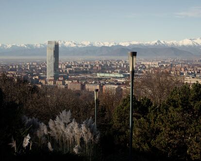 Vista de The Regional Skyscraper desde una colina cerca de la ciudad de Turín.