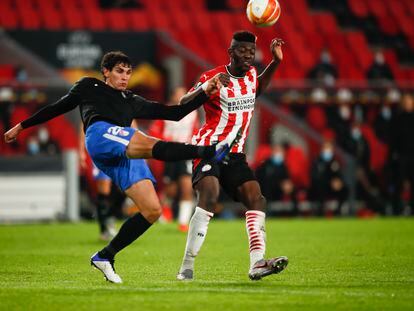 Vallejo despeja el balón ante Ibrahim Sangare.