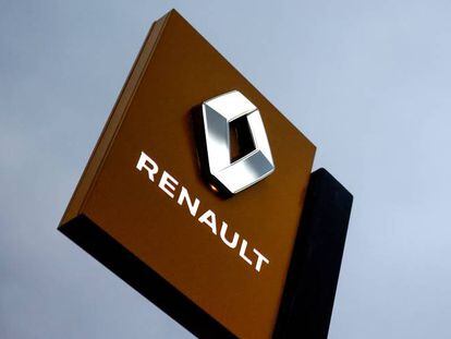 Logotipo del fabricante de automóviles Renault en un concesionario de Vertou, cerca de Nantes (Francia).  