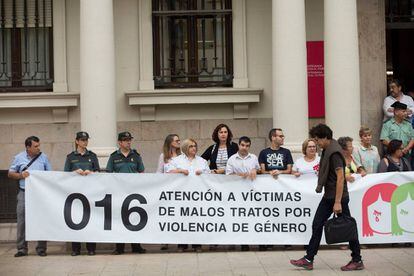 Concentración en la Subdelegación del Gobierno en Castellón contra el asesinato de dos menores. 