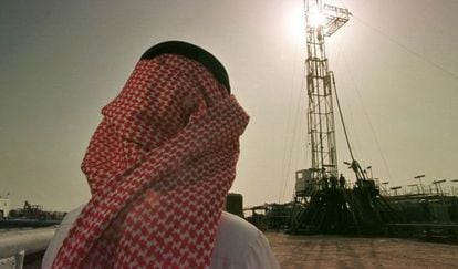 Un empleado de la compañía petrolera saudí Aramco observa los trabajos en el pozo de Al Howta, en Arabia Saudí.