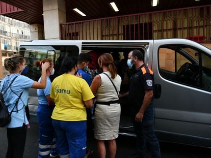 Varios trabajadores con tres menores marroquíes a las puertas del juzgado, tras presentar una denuncia solicitando habeas corpus, este lunes en Canarias.