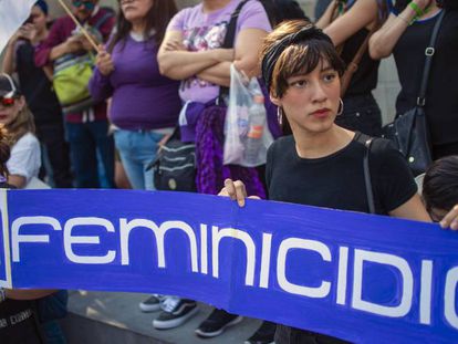 Una mujer sostiene un cartel durante la manifestación contra la violencia machista en México.
 