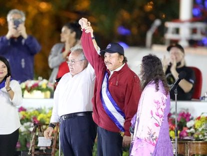 El presidente de la Asamblea Nacional de Nicaragua, Gustavo Porras, levanta el brazo de Daniel Ortega, mandatario del país centroamericano, este lunes en Managua.