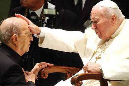 El papa Juan Pablo II bendice a Marcial Maciel durante una audiencia especial en noviembre de 2004.