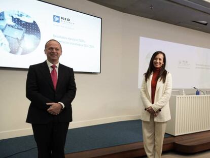 El consejero delegado de REE, Roberto García Merino, y la presidenta, Beatriz Corredor, presentan el nuevo plan estratégico del operador de la red.