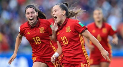 Claudia Pina celebra el segundo gol de España junto a Eva Navarro.