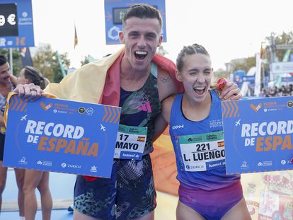 Carlos Mayo y Laura Luengo este domingo durante el maratón de Valencia.
