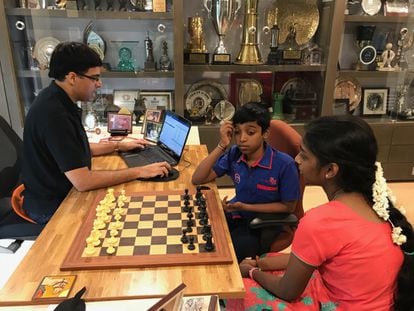 Viswanathan Anand, a la izquierda, durante su reunión del 28 de junio de 2018 en Chennai con Praggnanandhaa Rameshbabu, de 12 años entonces, y la hermana de este, Vaishali, de 17.