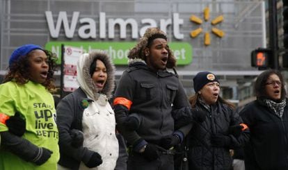 Manifestantes protestan por las condiciones laborales ante un establecimiento de Walmart en Chicago, el pasado noviembre.