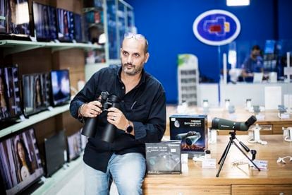Antonio González, en su tienda de tecnología, con algunos de los prismáticos que más vende últimamente.