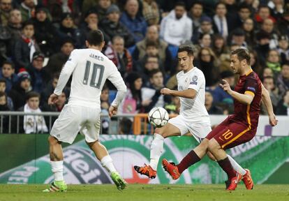 Totti golpea la pelota ante James y Lucas