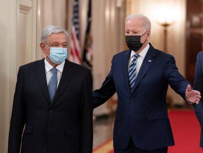Andrés Manuel López Obrador, presidente de México, y Joe Biden, su homólogo estadounidense, caminan por un pasillo de la Casa Blanca, en noviembre 2021.