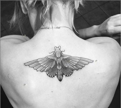 Kaley muestra la mariposa tatuada en su espalda en su Instagram. Se la hizo tras divorciarse para ocultar la fecha de su boda.