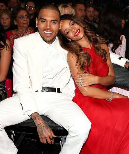 Con Rihanna mantuvo una tormentosa relación que acabó en los juzgados tras la denuncia por malos tratos que interpuso la cantante. En 2012, ella decidió perdonarle, pero poco después terminaron definitivamente.