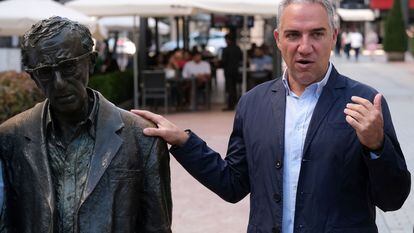 El coordinador general del PP, Elías Bendodo, posa junto a una estatua de Woody Allen en Oviedo este domingo.