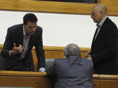 Maneiro, Unzalu y Ares charlan durante la sesi&oacute;n