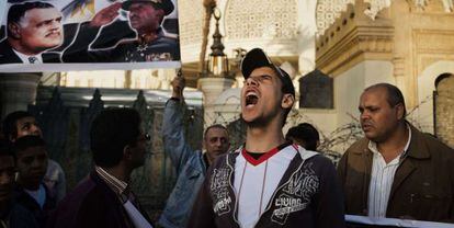 Un manifestante grita lemas contra el Gobierno delante del palacio presidencial egipcio, este viernes. 