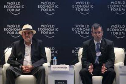 Los ministros de Turismo de Ecuador, Freddy Ehlers (i), y de Perú, José Luis Silva (d), participan en las sesiones iniciales del Foro Económico Mundial para América Latina en Lima (Perú).